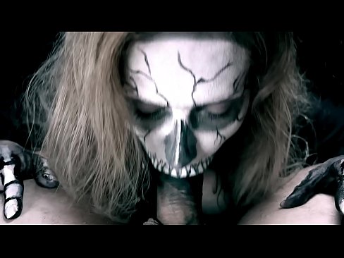 ❤️ Demona knabino suĉanta kokon per sia nigra buŝo kaj glutante kumon. ️ Faka video  ĉe ni ﹏